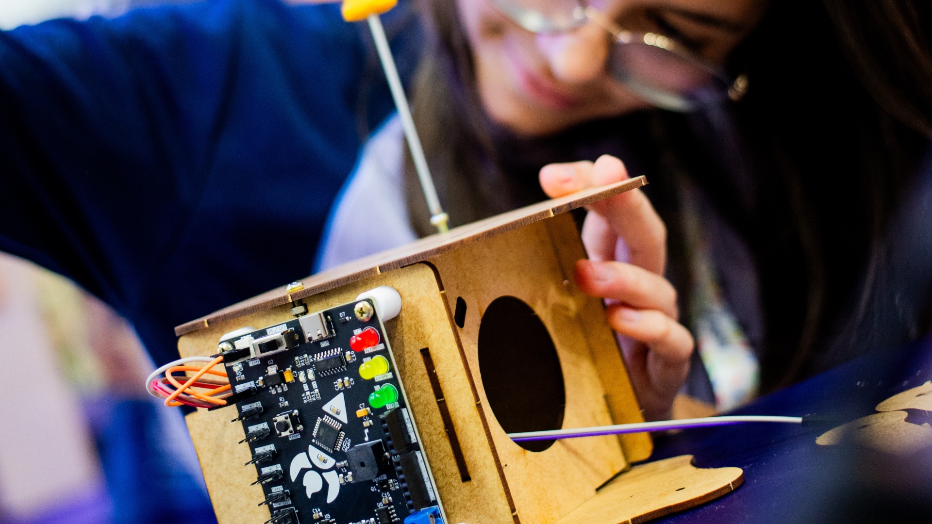 Alunos em projeto maker com tecnologia